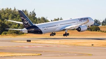 Lufthansa Group Receives First 787 Dreamliner