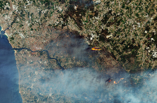 Wildfires_burn_in_northern_Portugal_card_full