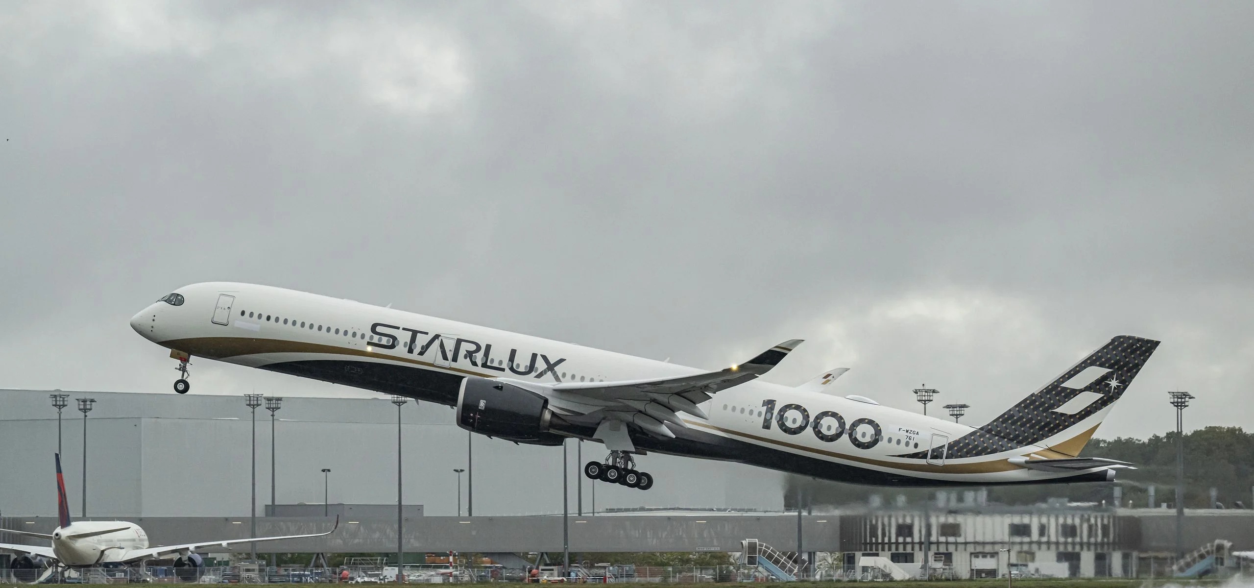 STARLUX takes delivery of first Airbus A350-1000 - AeroMorning