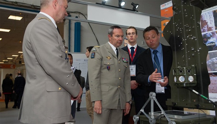 Le chef d’état-major de l’armée de Terre, le général d’armée Jean-Pierre Bosser, lors de sa visite au FED 2015 (Crédits : armée de terre)