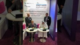 signature du contrat de services entre Mohamed Selougha, Directeur des ventes à Safran Nacelles et Dr Falah Salman, Directeur des chargés de mission à la direction ingénierie chez Kuwait Airways. ©Safran