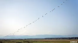 Airbus A400M effectue un déploiement simultané de parachutistes