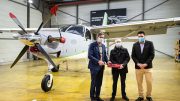 Nicolas Chabbert, directeur de la division Avions de Daher et directeur-général de Kodiak Aircraft remet les clés à Jean-Luc Dartiailh, directeur-général d'Héli-Béarn et Hugo Delpi, responsable ventes avions de Daher.