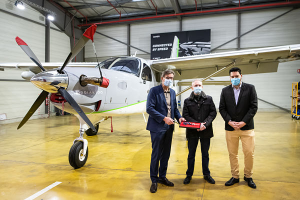 Nicolas Chabbert, directeur de la division Avions de Daher et directeur-général de Kodiak Aircraft remet les clés à Jean-Luc Dartiailh, directeur-général d'Héli-Béarn et Hugo Delpi, responsable ventes avions de Daher.