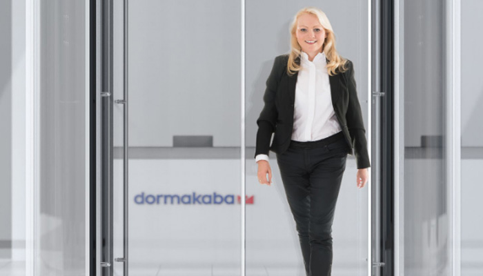 dormakaba lance KTV Atrium Flex, les premières portes tournantes à propulsion électromagnétique directe