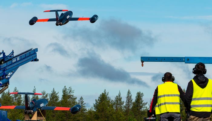 demonstration en vol a grande echelle associe avions de chasse helicoptere et drones
