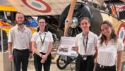 Les quatre étudiants qui ont participé au stage international 2024 Daher Aircraft/GAMA photographiés devant la réplique du Morane-Saulnier Type L au musée d'Oshkosh lors du rassemblement annuel EAA AirVenture en juillet dernier.