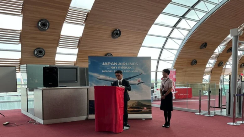 Tomo Inoue, Chef d’Escale à CDG pendant la cérémonie du vol inaugural le 1er mai 2025. Les nouveaux A350-1000 de JAL sont progressivement introduits sur la ligne CDG-HND